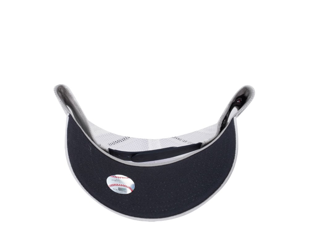 Nike New York Yankees Primetime Dri-Fit Rise White Edition Trucker Snapback Cap