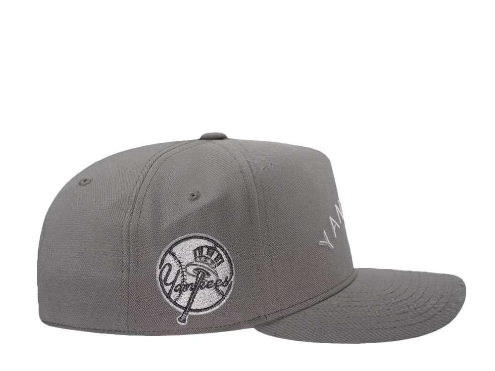 Nike New York Yankees Dri-Fit Rise Olive Edition Snapback Cap